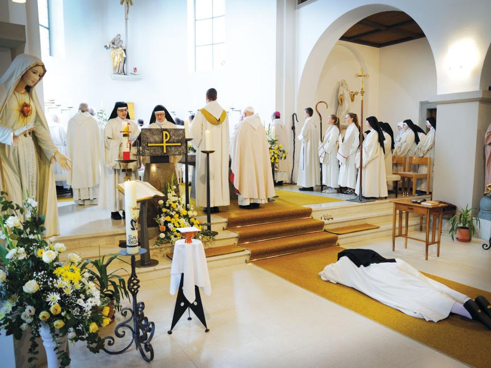 Prostration beim Einsetzungsgottesdienst in der Klosterkirche in Mariastern-Gwiggen