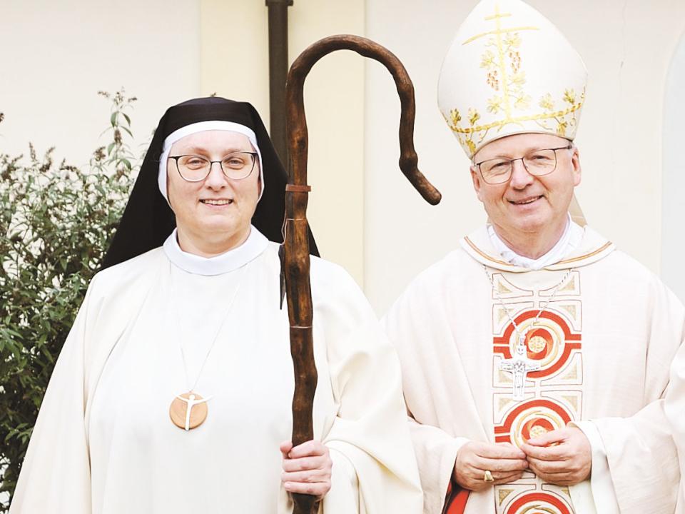 Äbtissin Maria-Stella mit Bischof Benno Elbs von Feldkirch
