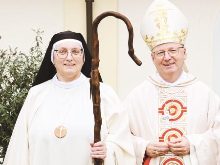 Äbtissin Maria-Stella mit Bischof Benno Elbs von Feldkirch