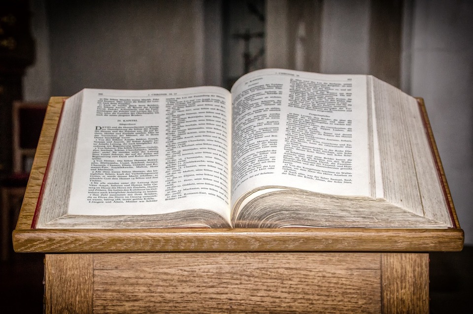 Pult mit Bibel (Quelle: Pixabay)
