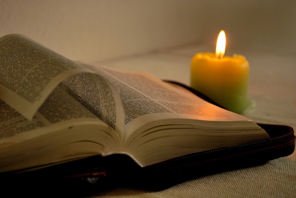 Bibel mit Kerze
